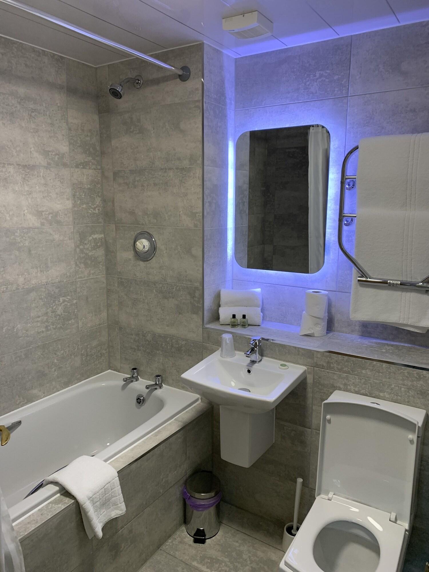 Crowwood And Alba Restaurant Hotel