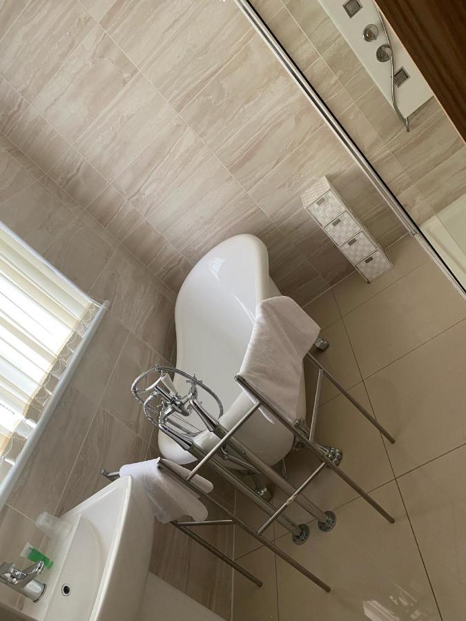 Hotel Crowwood And Alba Restaurant Chryston